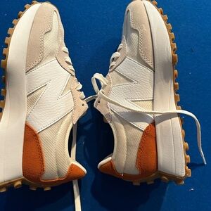 New balance 327 sneakers size 5 1/2 new no box